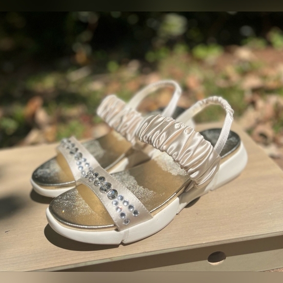 Lauren Lorraine Shoes - 🆕 Lauren Lorraine White and Silver Sandals Size 9 Women's